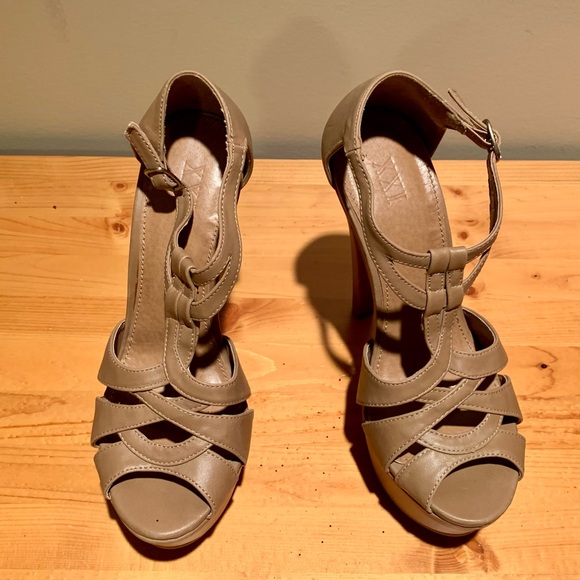 nude platform heeled sandals, size 6 - Picture 3 of 5